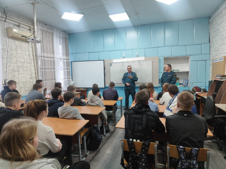 Сотрудники МЧС провели для старшеклассников урок по профориентации и пожарной безопасности.